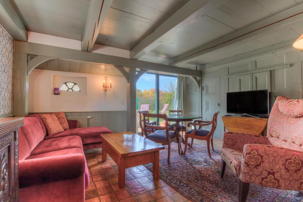 ein Wohnzimmer mit Sofa und Tisch in der Unterkunft S4 im Friesenhaus Sara in Wenningstedt-Braderup