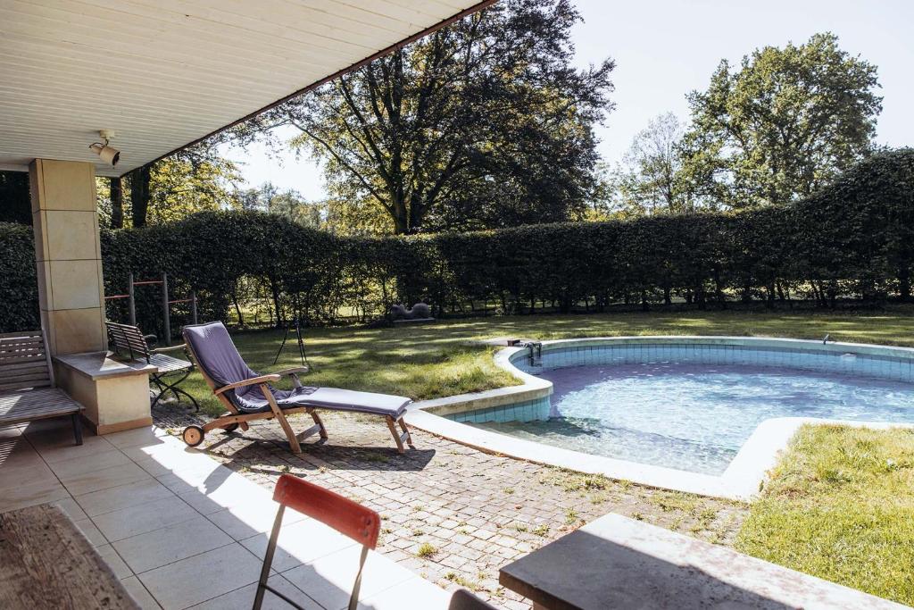 patio con sedia e piscina di Gartenhaus in Solingen NRW a Solingen