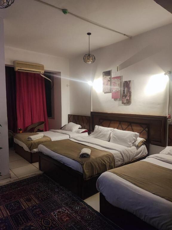 Postel nebo postele na pokoji v ubytování ALShawarbi Plaza Hotel