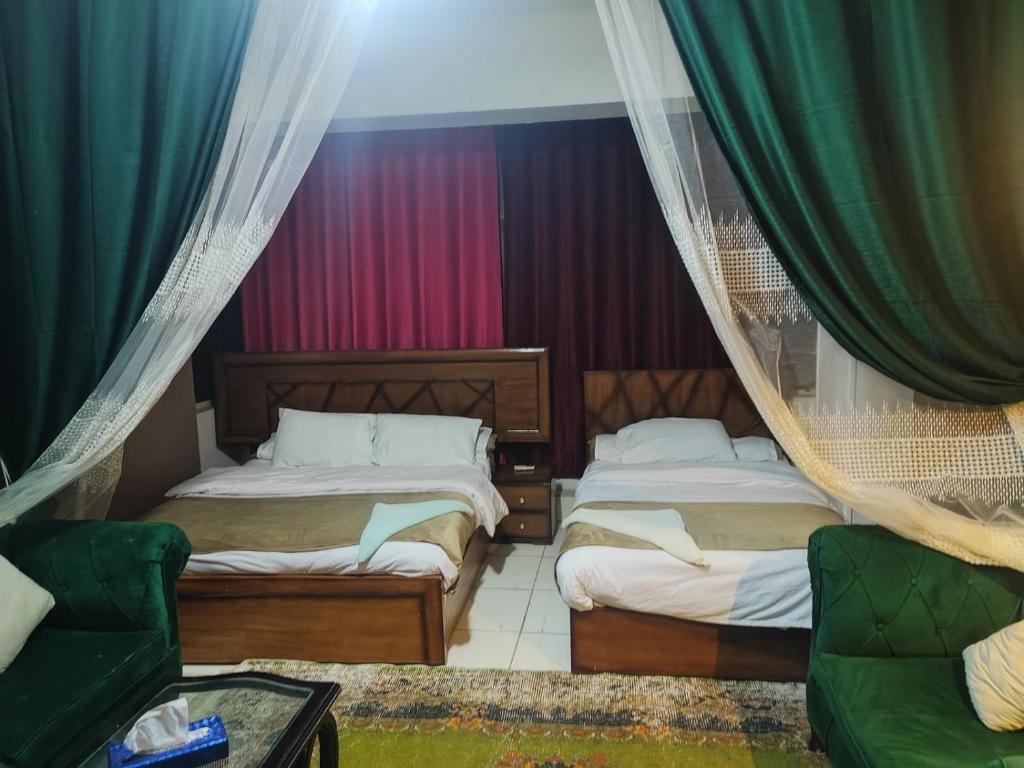 Postel nebo postele na pokoji v ubytování ALShawarbi Plaza Hotel