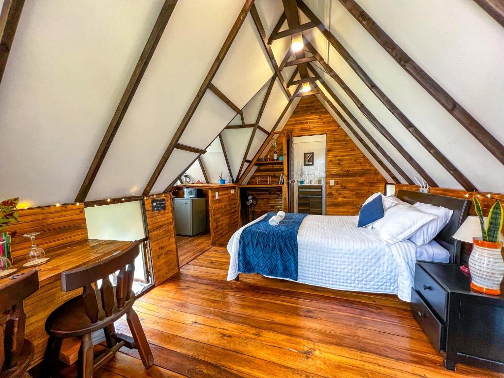 Postel nebo postele na pokoji v ubytování Glamping Chalet Deluxe cerca al centro de Villa de Leyva - By Serena Morena