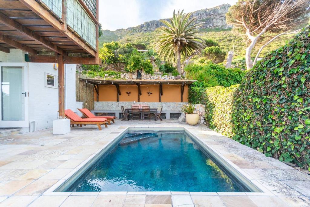 a swimming pool in the middle of a yard at St James Pool Cottage in St James