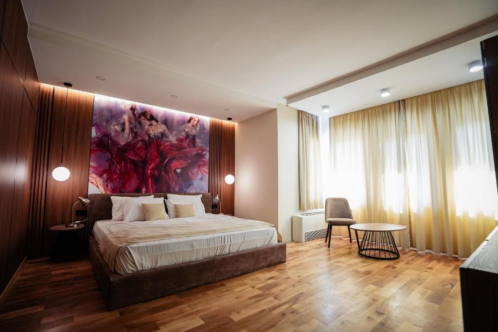 Hotel City IN - Superior Queen Room