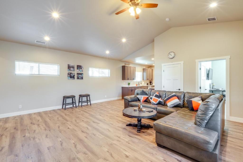 Et opholdsområde på Flagstaff Getaway with Yard 4 Mi to Downtown!