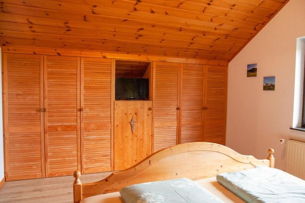 Postel nebo postele na pokoji v ubytování Eifelruh