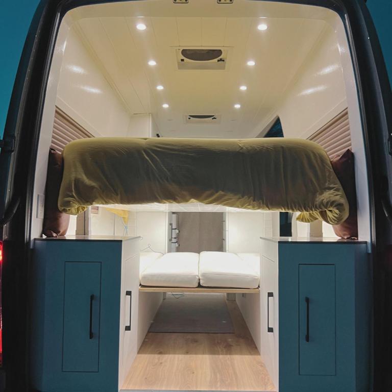 Postel nebo postele na pokoji v ubytování 2022 Mercedes Campervan with Electric Bikes