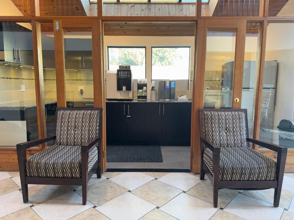 Kuchyň nebo kuchyňský kout v ubytování Sunshine Lodge Inn