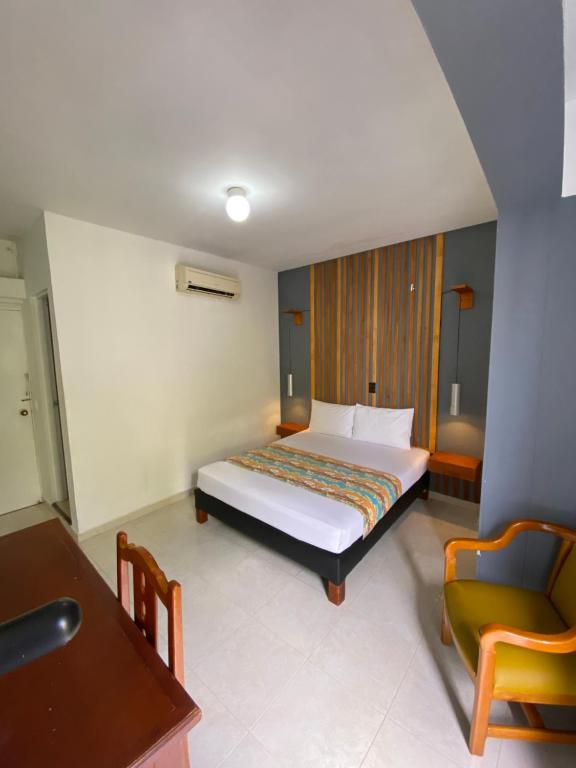 Postel nebo postele na pokoji v ubytování Hotel Laureles 70