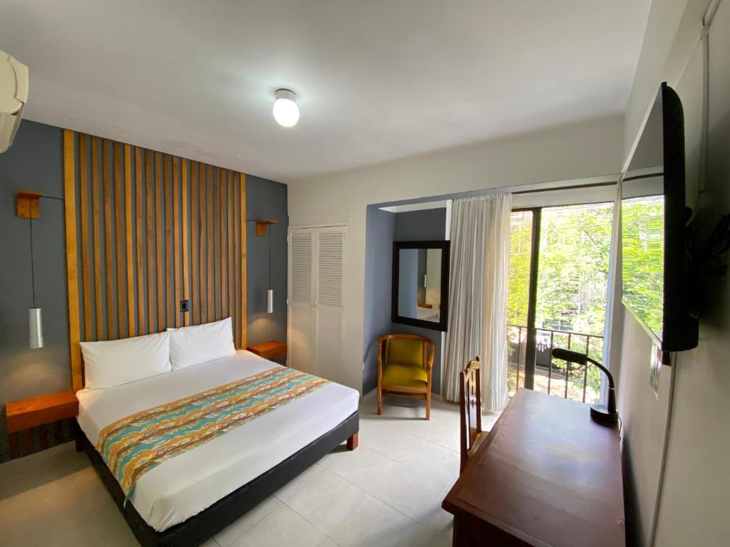 Postel nebo postele na pokoji v ubytování Hotel Laureles 70