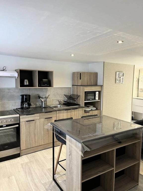 une grande cuisine avec une grande île au milieu dans l'établissement Résidence 114-pleneuf Val Andre - Studio refait à neuf proche de la mer MAE-8071, à Pléneuf-Val-André