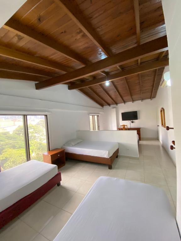 Postel nebo postele na pokoji v ubytování Hotel Laureles 70