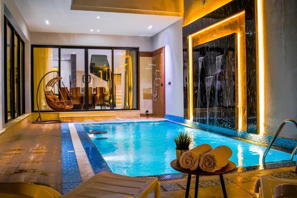 Hồ bơi trong/gần The Land Resort