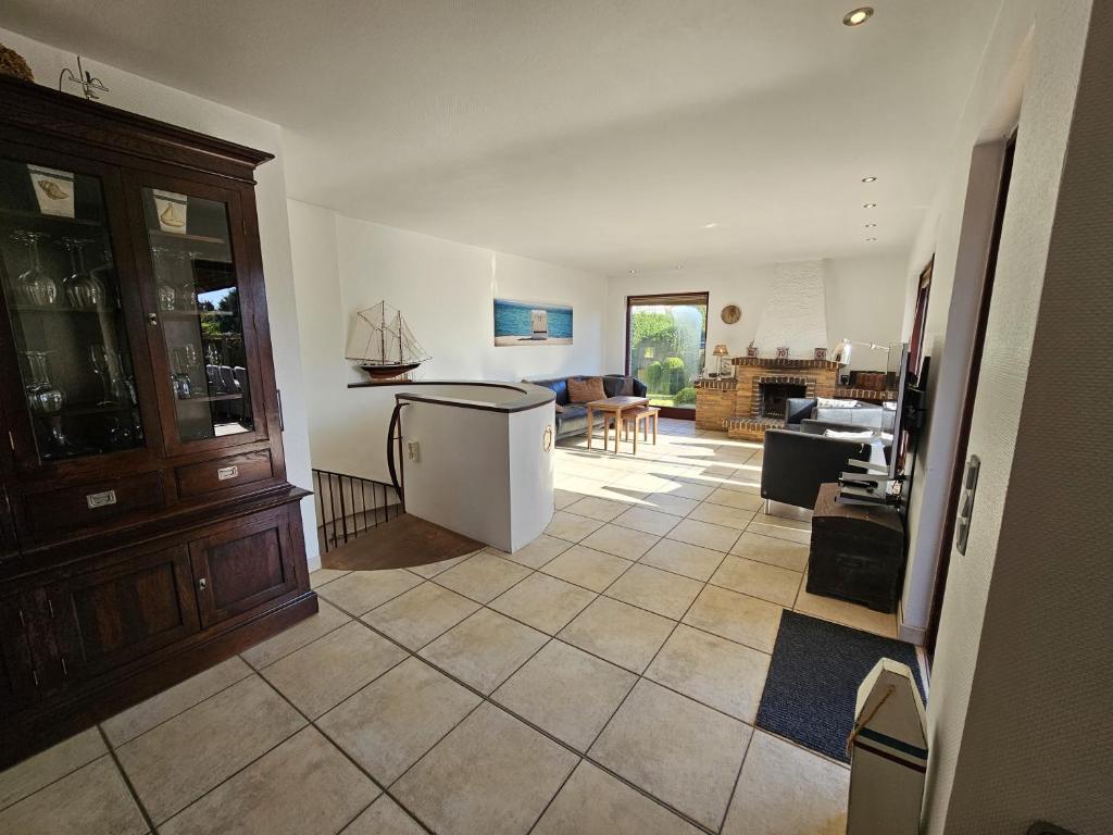 una stanza con cucina e soggiorno di Ferienhaus Ostseeblick Schönhagen a Brodersby