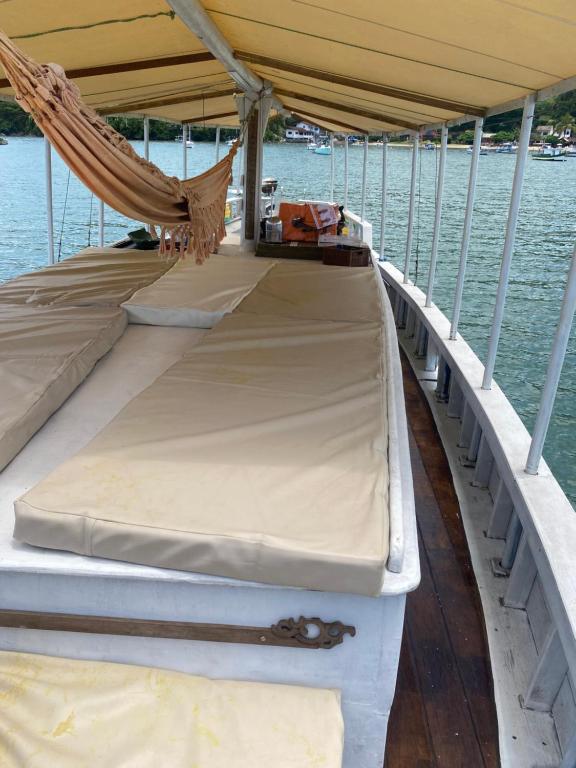 una hamaca en la parte trasera de un barco en el agua en Escuna Costa Verde I para passeios durante o dia, en Paraty
