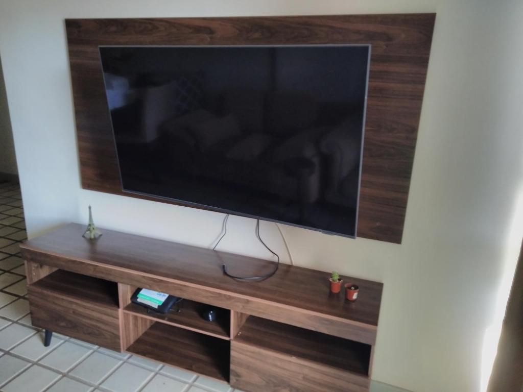 ガラパリにあるCasamaR - 3 Quartos Centro Guarapariの壁に掛けられた薄型テレビ