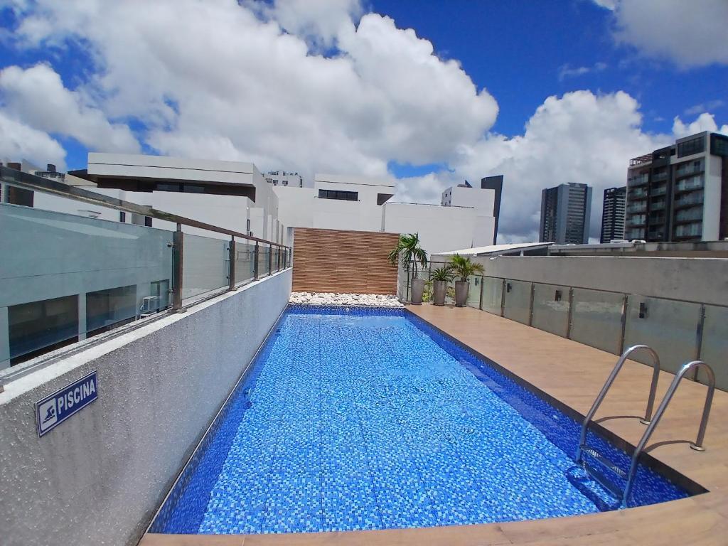 ein Schwimmbad auf dem Dach eines Gebäudes in der Unterkunft Ideal en Baruc Dos in Santa Cruz de la Sierra