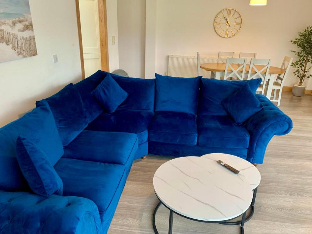 Posezení v ubytování Port House Letterkenny Wild Atlantic Apartments