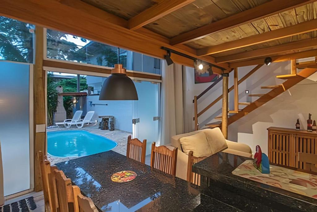 a kitchen and living room with a swimming pool at Jungle Beach Maresias in Maresias