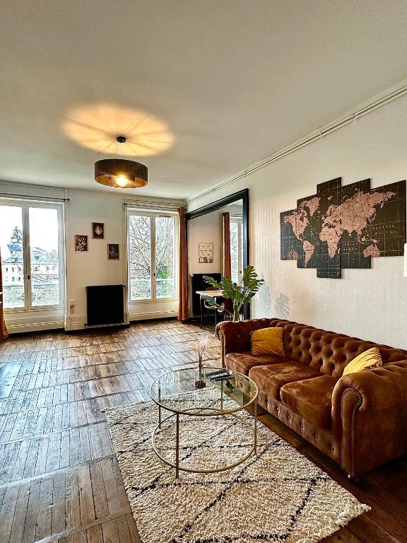 salon z kanapą i szklanym stołem w obiekcie Le Square vue sur la Sauldre: Châteaux et Beauval w mieście Romorantin
