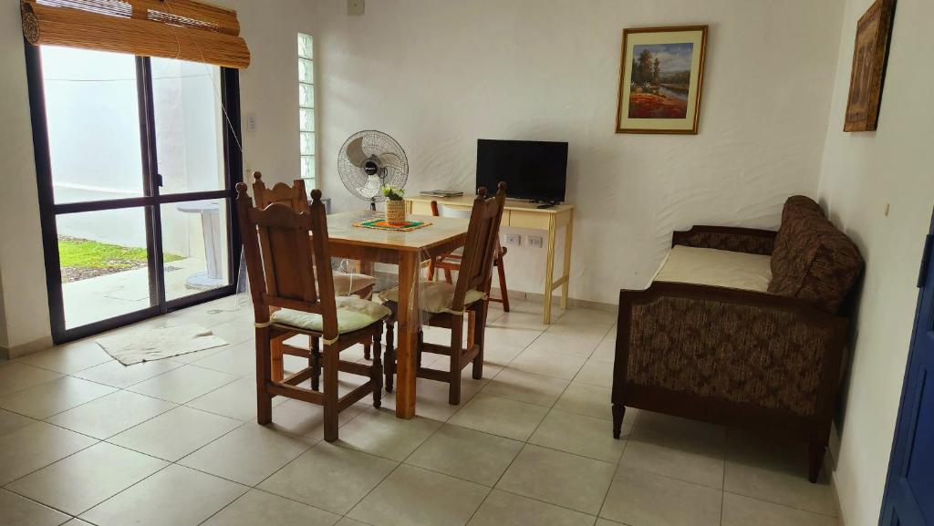 Una televisión o centro de entretenimiento en Pipí Cucú - Apartamentos Completos Planta Baja