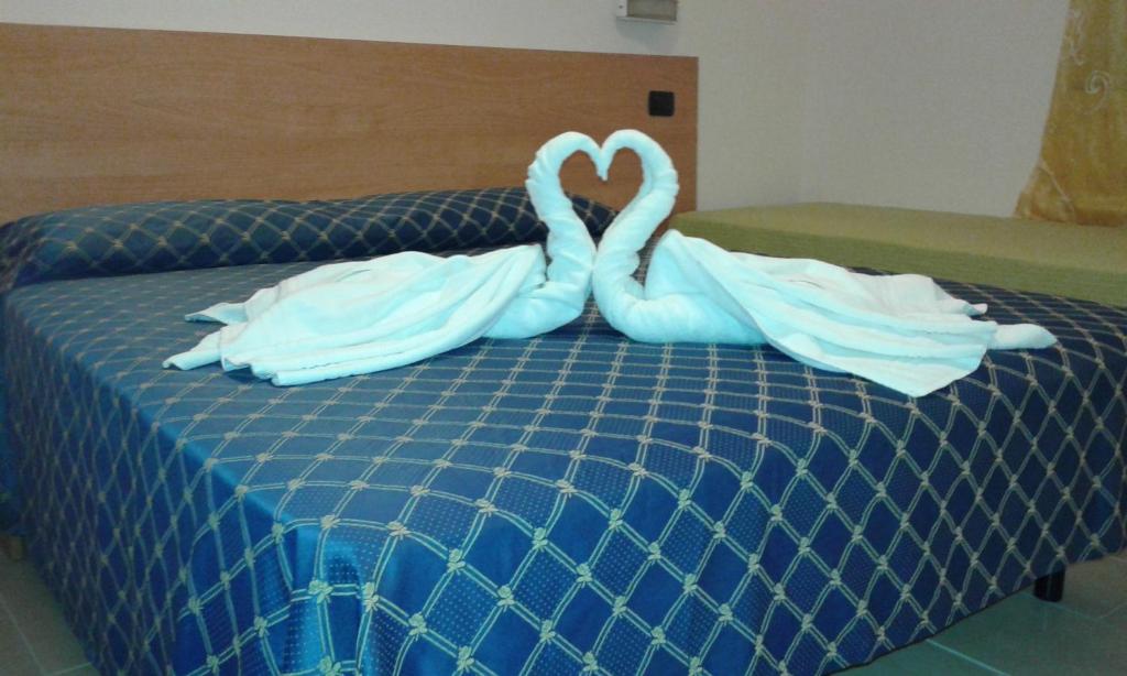 Dos cisnes haciendo un corazón en una cama en Sun Moon, en Roma