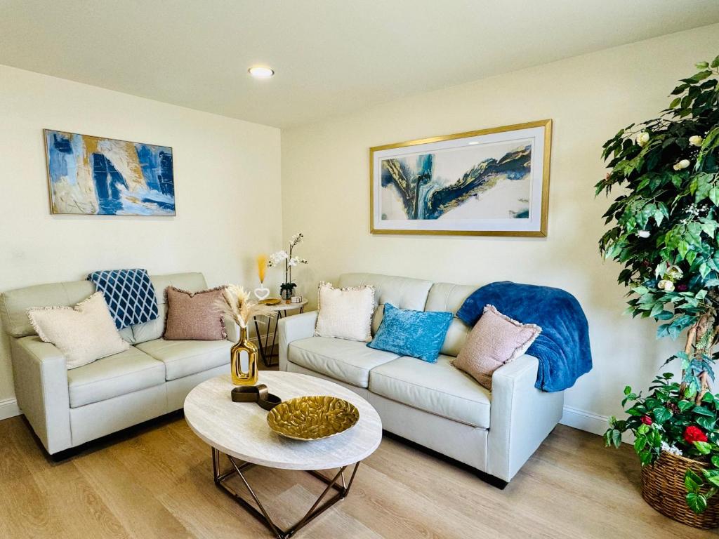 a living room with two couches and a table at Entire house with 3 bedrooms The Peaceful Escape in Ferndale