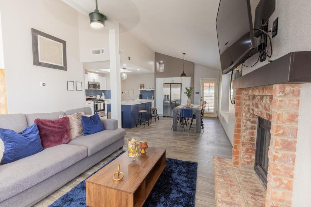 un soggiorno con divano e camino di Stylish Escape 3BDRM with fireplace a El Paso