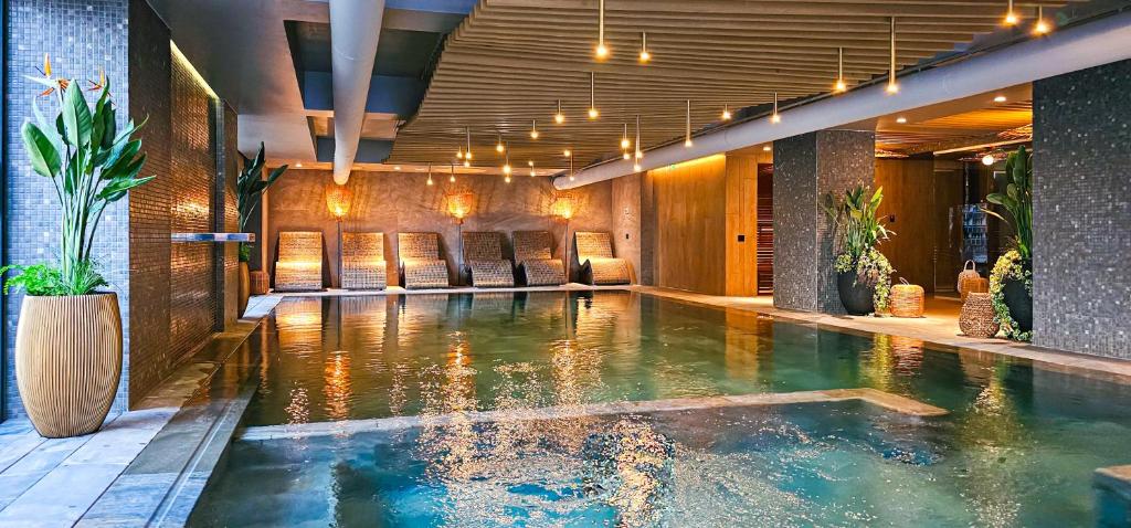 Bazén v ubytování Hotel Bucura nebo v jeho okolí