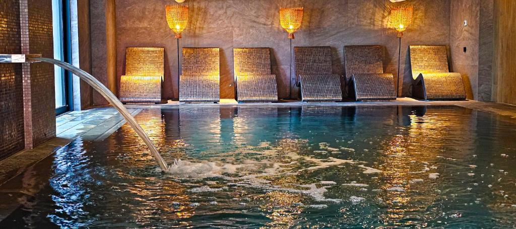 Bazén v ubytování Hotel Bucura nebo v jeho okolí