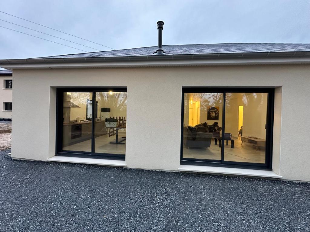 une maison avec de grandes fenêtres latérales dans l'établissement Les Lavandières, à Barbeville