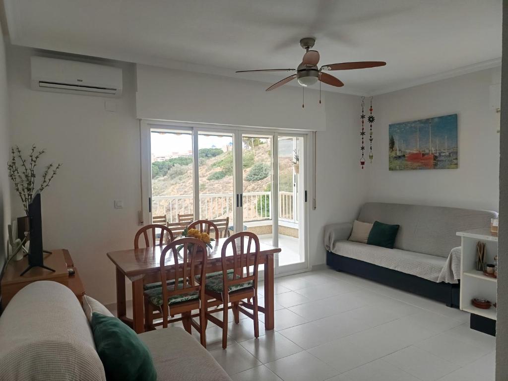una sala de estar con un sofá y una mesa en Dune Beach, en Arenales del Sol