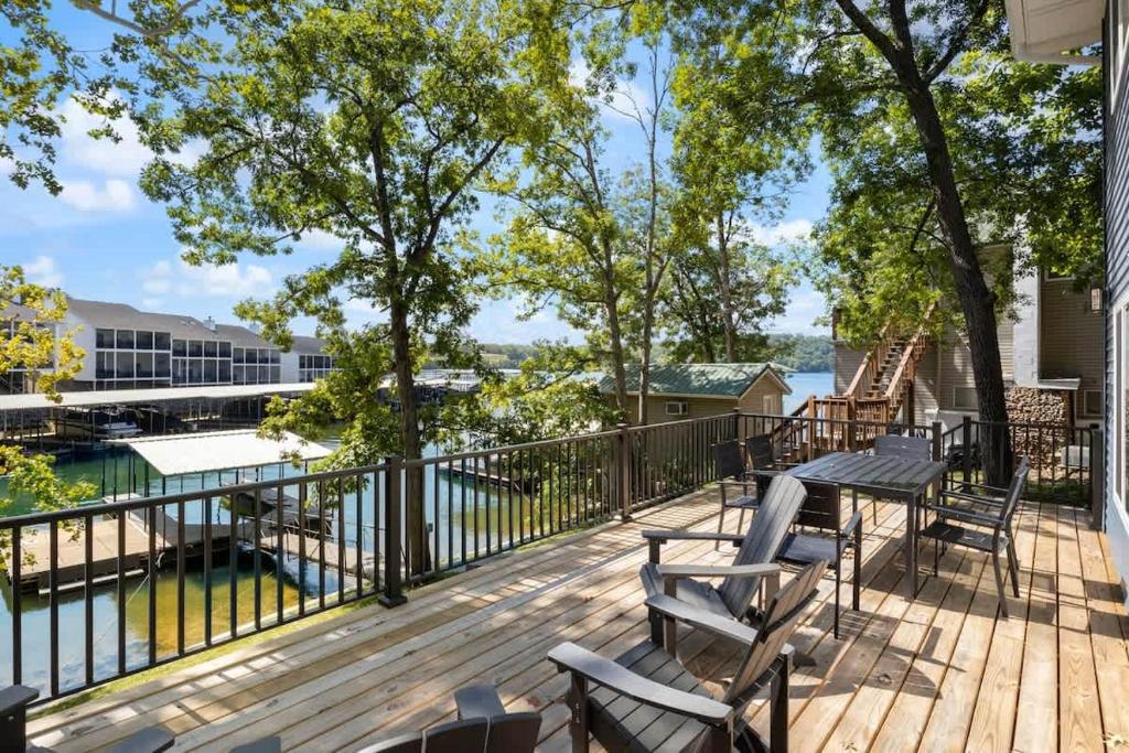 レイク・オザークにあるLuxury waterfront lakehouse with private dock viewsの水辺の景色を望むバルコニー(テーブル、椅子付)