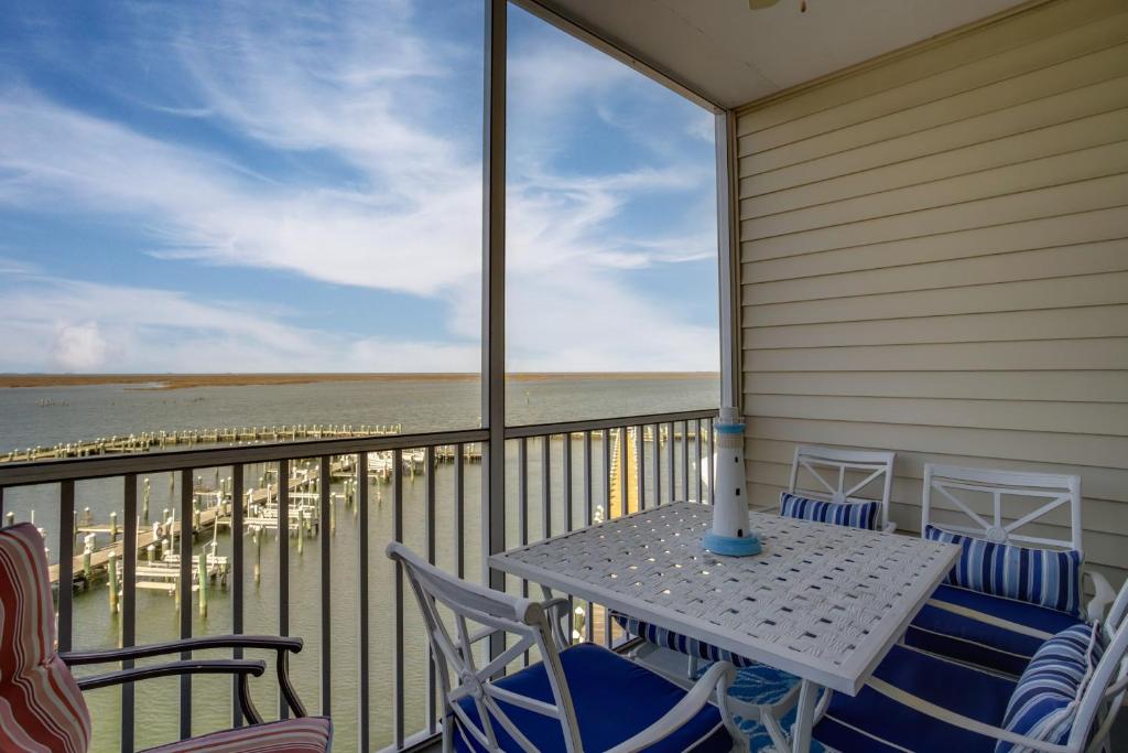 Balkón nebo terasa v ubytování Walk to Main St Condo with Pool Access in Crisfield
