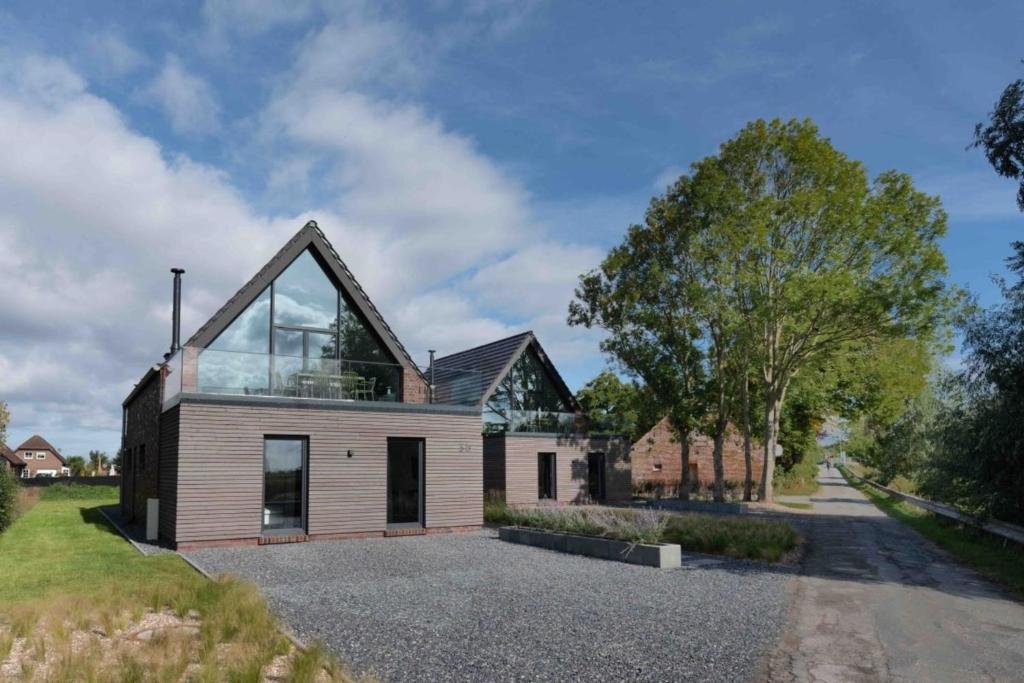 NeufunnixsielHarlepadd 3c的车道顶部设有玻璃窗的房子