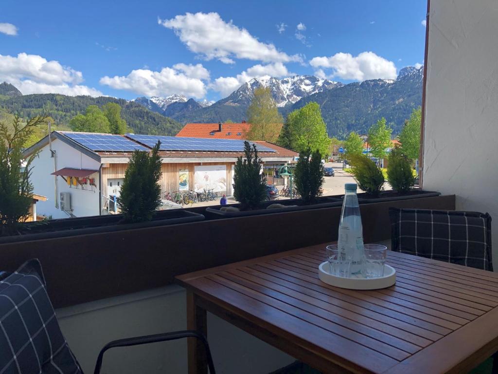 een tafel op een balkon met uitzicht op de bergen bij FeWo-POR24 Pfronten in Pfronten