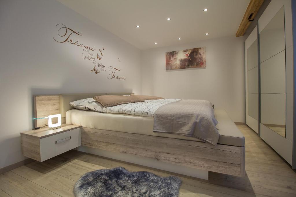 a bedroom with a bed and a sign on the wall at Ferienwohnung am Schlosspark in Bad Harzburg