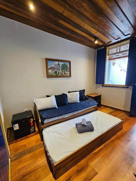 a bedroom with two beds in a room at Vesperata Diamantina in Diamantina