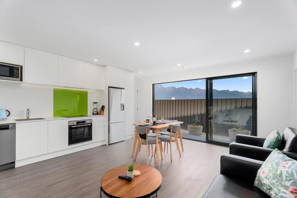 Beauty 2 Bedroom 2 Bath Walk To Town Views