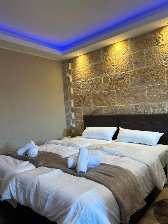 Postel nebo postele na pokoji v ubytování Athos Apartments