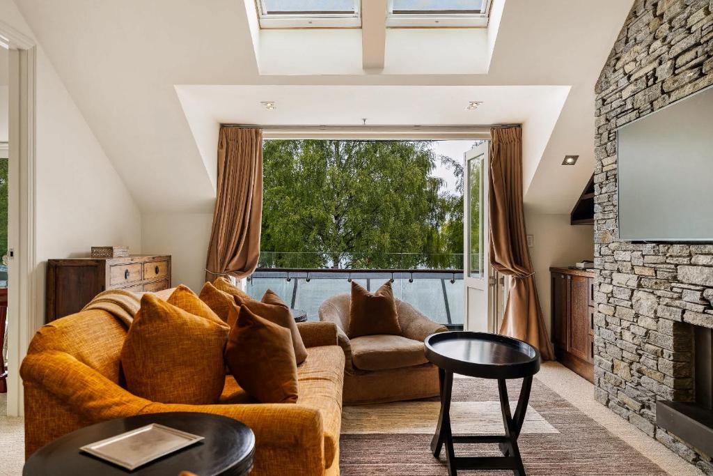 Ben Lomond 2 -Top-floor lakeshore apartment