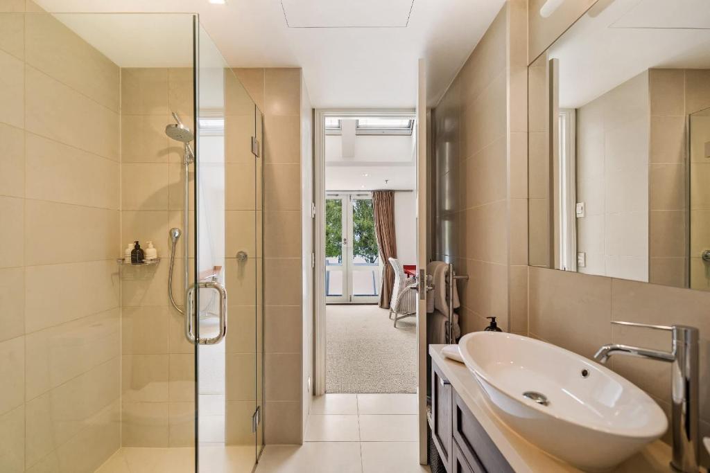 Ben Lomond 3 -Top-floor lakeshore apartment - Resim 27