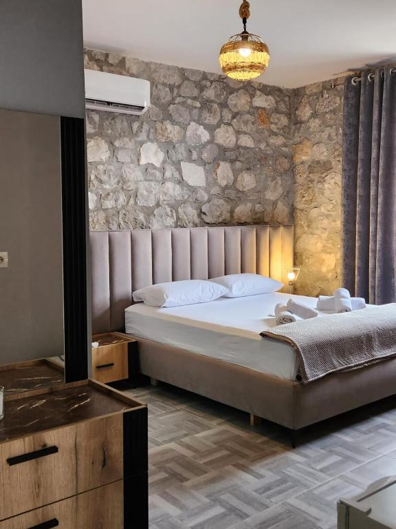 Postel nebo postele na pokoji v ubytování Hyka Stone House Shkoder