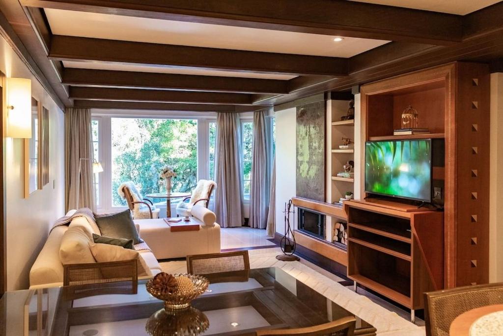 TV a/nebo společenská místnost v ubytování Fantástica Suíte Royal Mountain Village - 2008