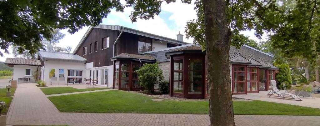 an exterior view of a house at Fichtennest in Bingerbrück