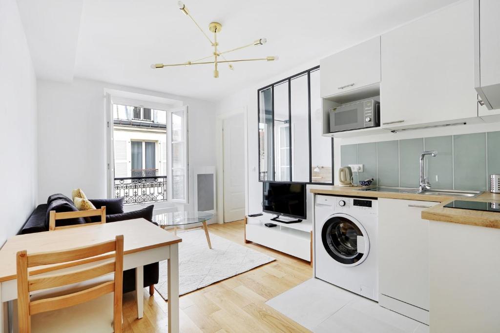 une cuisine et un salon avec laveuse et sécheuse dans l'établissement Flexliving - One-bedroom apartment - Leriche, à Paris