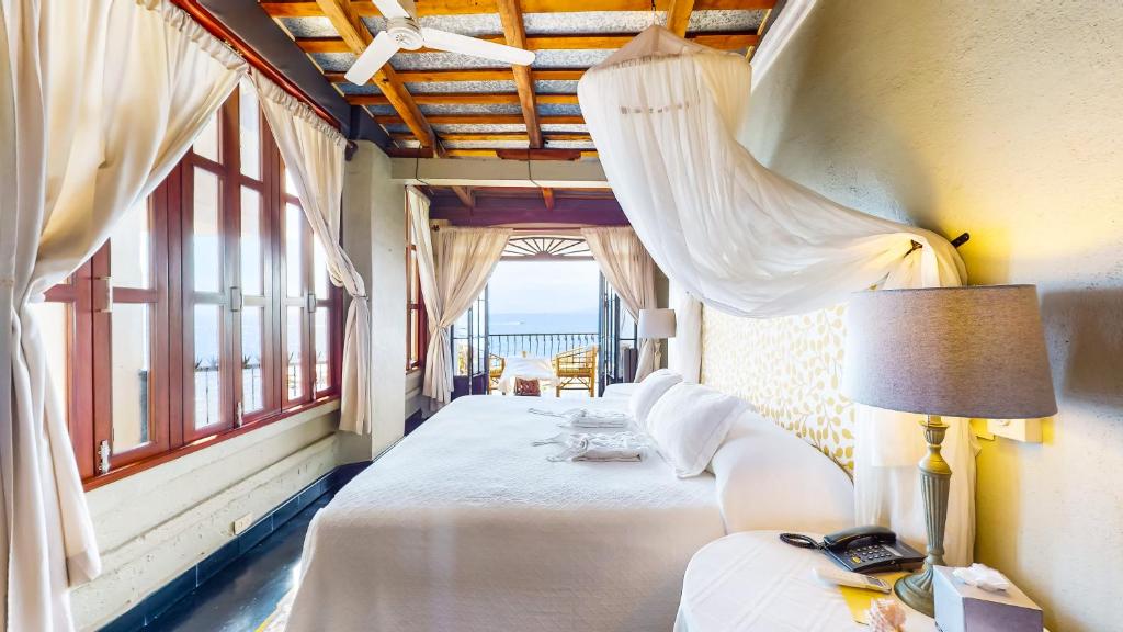 Postel nebo postele na pokoji v ubytování Quinta Maria Cortez Beach Hotel