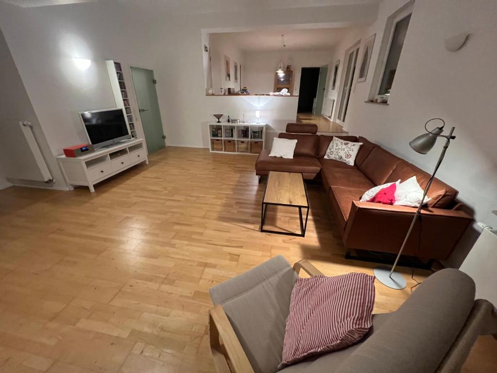 un salon avec un canapé et une télévision dans l'établissement Etzhorner Tied 2, à Oldenbourg
