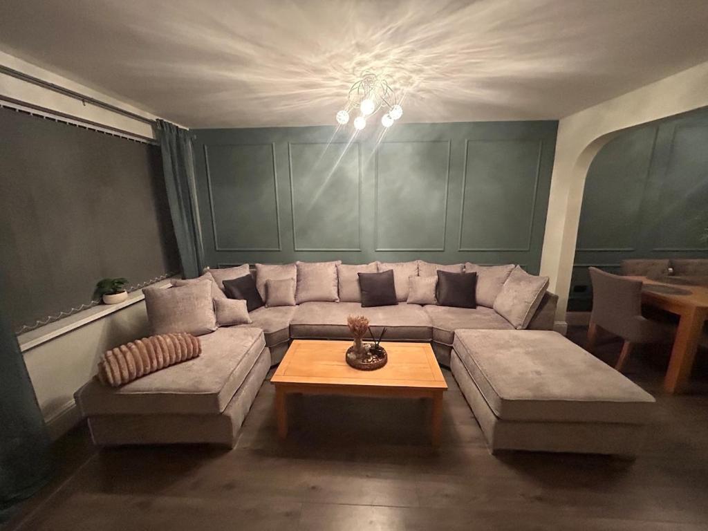 Un lugar para sentarse en The BEST house in Bury