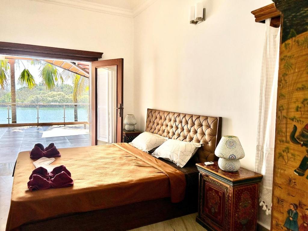 Giường trong phòng chung tại Luxury River front large 4 Bed serene villa Goa