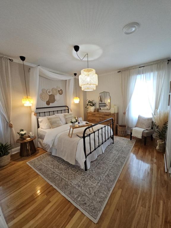 A bed or beds in a room at Gite Au P'tit Manoir B&B